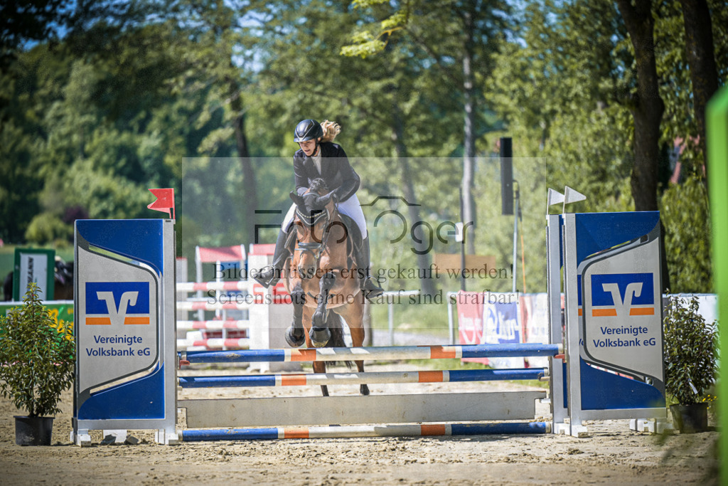 DOS_9890 | Entdecke hochwertige Reitturnierfotos von Foto Oger. Professionell, emotional und authentisch – jetzt Lieblingsmomente im Shop bestellen.Deutschlandweite Turnierfotografie. - Realisiert mit Pictrs.com