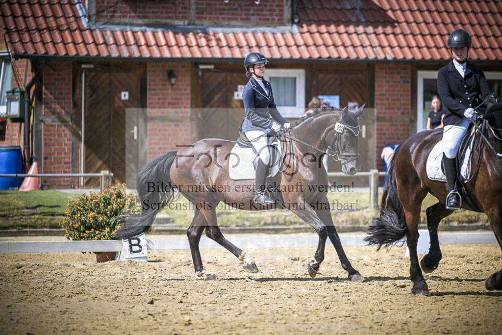 DOS_6898 | Entdecke hochwertige Reitturnierfotos von Foto Oger. Professionell, emotional und authentisch – jetzt Lieblingsmomente im Shop bestellen.Deutschlandweite Turnierfotografie. - Realisiert mit Pictrs.com