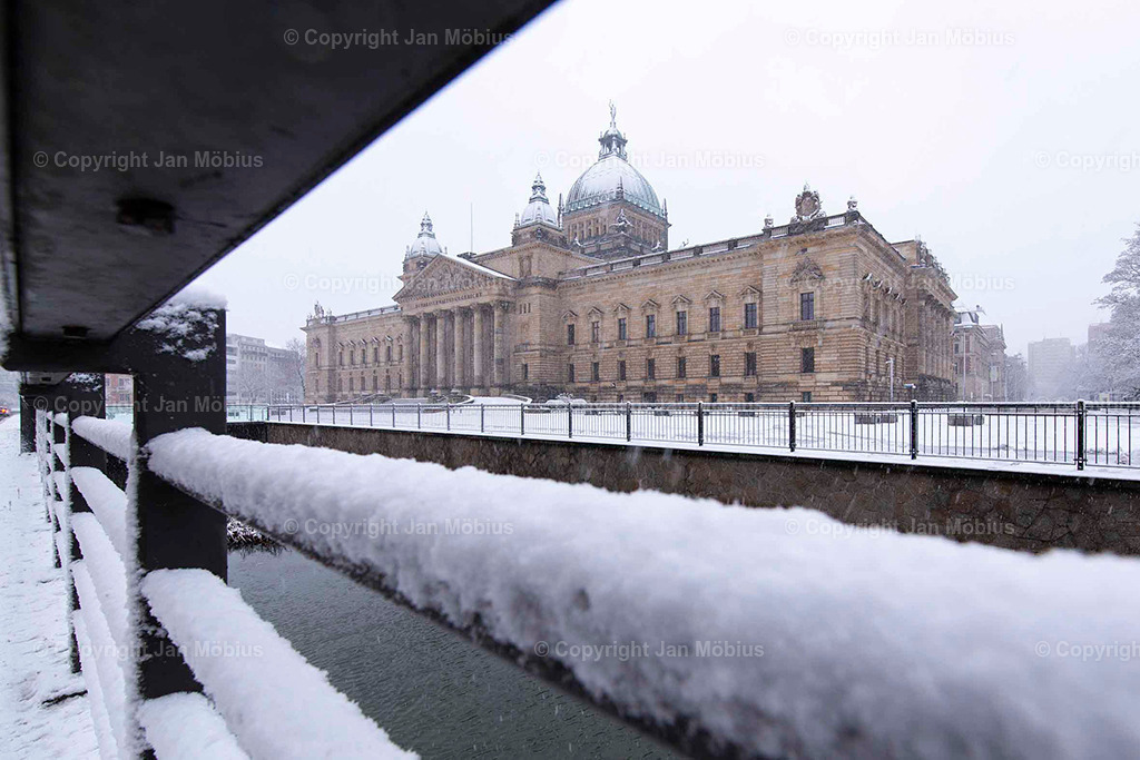 Bundesverwaltungsgericht | Das heutige Bundesverwaltungsgericht in Leipzig blickt auf eine bewegte Geschichte zurück: Ursprünglich als Reichsgericht errichtet, diente das beeindruckende Gebäude später als Bildermuseum. Heute ist es Sitz des höchsten deutschen Gerichts für öffentliches Recht. Die Verbindung aus historischer Architektur, kulturellem Erbe und rechtlicher Bedeutung macht diesen Ort einzigartig – für Besucher, Interessierte und Bildkäufer gleichermaßen. - Realisiert mit Pictrs.com