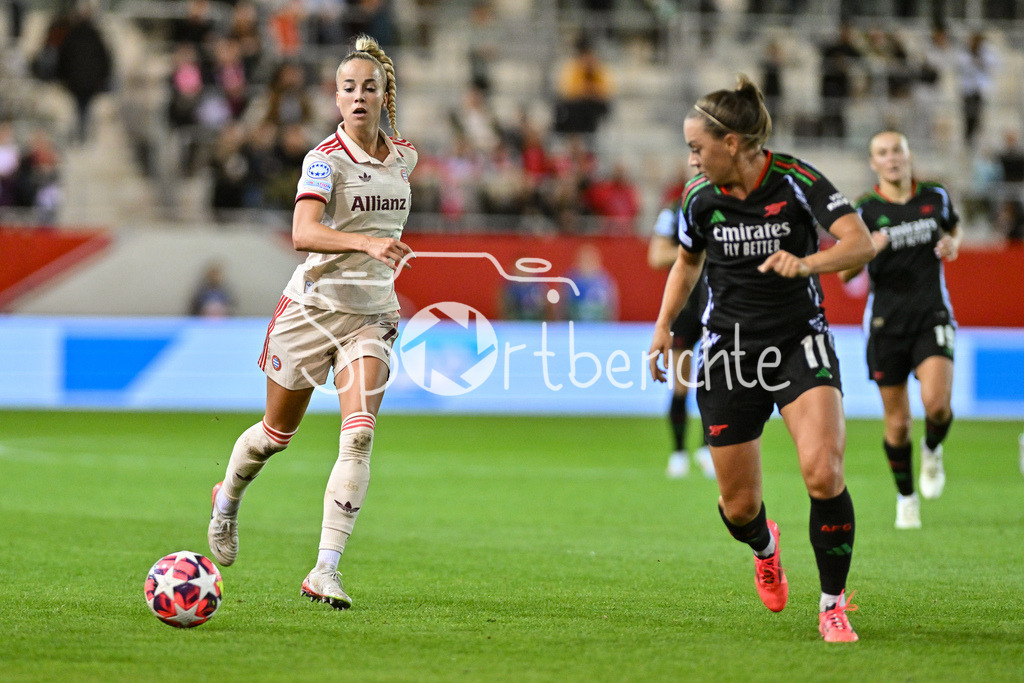 FC Bayern München Frauen - Arsenal London Frauen | Giulia GWINN (FCB #7) spiel einen Pass / UEFA Womens Champions League: FC Bayern München Frauen - Arsenal London Frauen, FC Bayern Campus am 09.10.2024