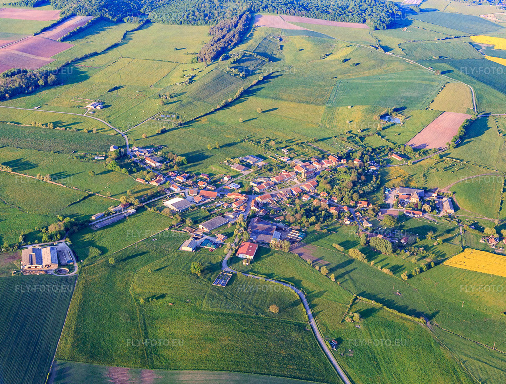 Vue aérienne: Vue du village depuis le sud-ouest à Fribourg dans le département Moselle, France. Photo: IMG_146175.jpg prise le 01/05/2025 par Werner Riehm/FLY-FOTO.eu – Résolution de l'original: 4717 x 3578 px
