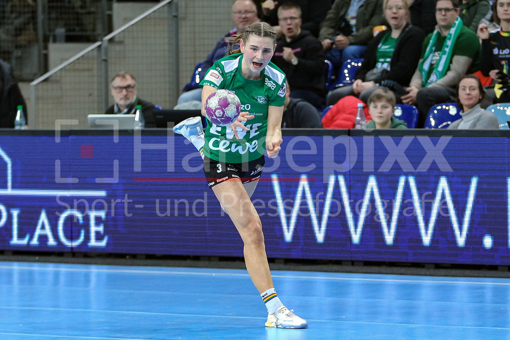 Handball, Bundesliga Frauen, VfL Oldenburg - Thüringer HC | v.li.: Lana Teiken (VfL Oldenburg, 3) Freisteller am Ball, Einzelfoto, Spielszene, Aktion, Action
