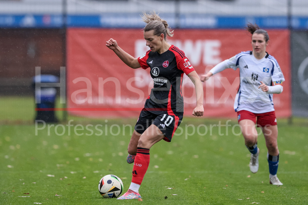 Fussball, 2. Frauen-Bundesliga, Hamburger SV - 1. FC Nürnberg | v.li.: Medina Desic (1. FC Nürnberg, 10) am Ball, Einzelbild, Ganzkörper, Aktion, Action, Spielszene, DIE DFB-RICHTLINIEN UNTERSAGEN JEGLICHE NUTZUNG VON FOTOS ALS SEQUENZBILDER UND/ODER VIDEOÄHNLICHE FOTOSTRECKEN. DFB REGULATIONS PROHIBIT ANY USE OF PHOTOGRAPHS AS IMAGE SEQUENCES AND/OR QUASI-VIDEO.
