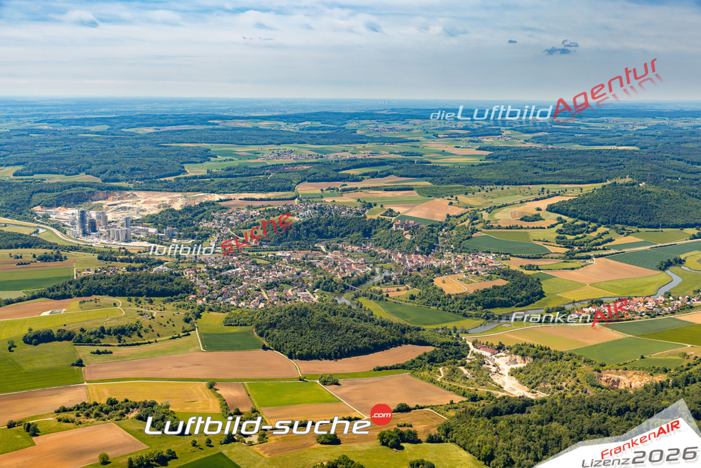 Das Luftbild der Stadt Harburg wurde 2022 vom Flugzeug heraus erstellt (keine Drohnen-Aufnahmen) Aufnahmehöhe ca.450 Meter- hohe Bildauflösung und Druck-Qualität. Garantiert!