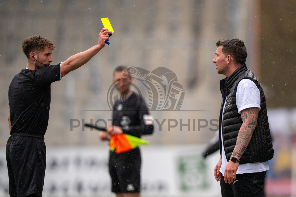 SG Sonnenhof Grossaspach vs. FC 08 Homburg, Fussball, Regionalliga Suedwest, 26. Spieltag, 28.03.2026 | Pascal Reinhardt (Trainer SG Sonnenhof Großaspach) sieht die gelbe Karte durch Schiedsrichter Maximilian Lotz,SG Sonnenhof Grossaspach vs. FC 08 Homburg, Fussball, Regionalliga Suedwest, 26. Spieltag, 28.03.2026