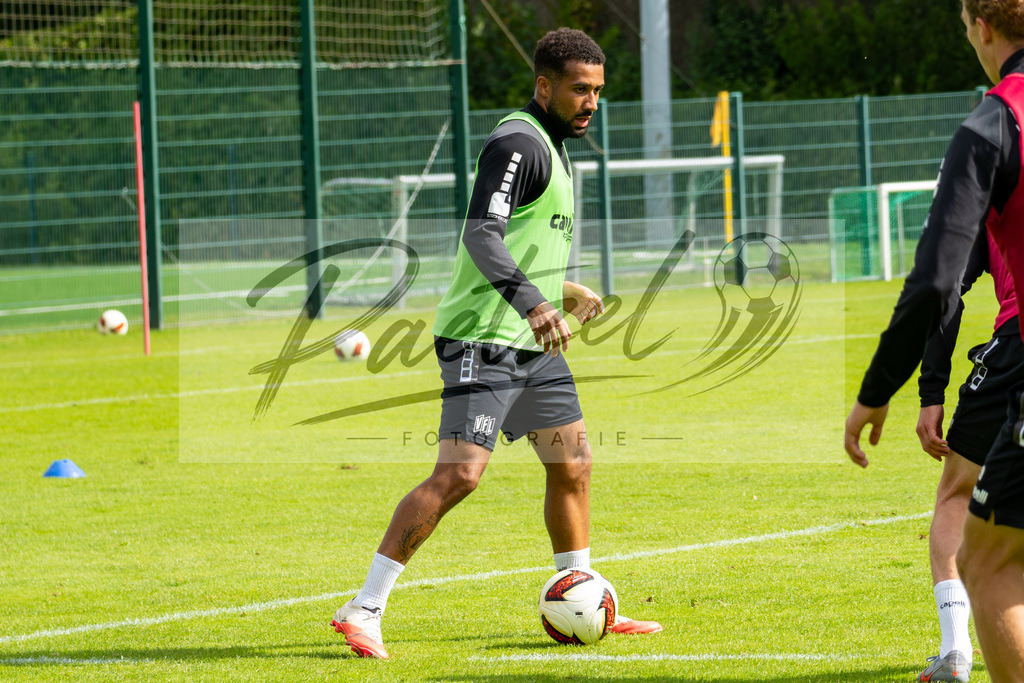 20260909_TRAOSN_0340 | Fußball, Herren: Daniel Kyereh (VfL Osnabrück) in Aktion, am Ball, Einzelaktion beim Training des VfL Osnabrück am 09.09.2026 im Sportpark Illoshöhe in Osnabrück, Deutschland.(Foto von Nico Paetzel) - Realisiert mit Pictrs.com