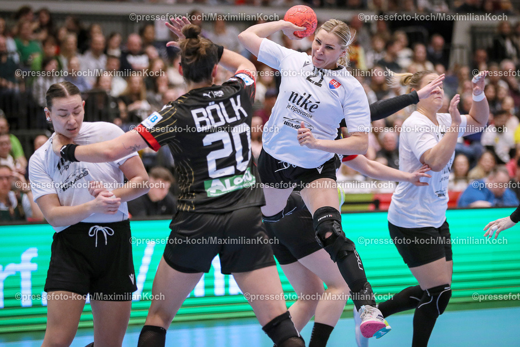 DueDHB03032402132 | 03.03.2024, Handball, Düsseldorf, Mitsubishi Electric Halle, Frauen EHF EURO Qualifikation, Spieltag 4, Deutschland - Slowakei: Simona Szarkova (21, Slowakei) gegen Emily Bölk (20, Deutschland)