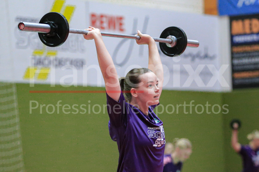 Handball, 2. Bundesliga Frauen, Training SV Werder Bremen | v.li.: Mathilda Häberle (SV Werder Bremen, 19) bei einer Übung, Trainingsübung
