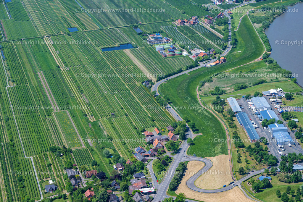 Steinkirchen_ELS_7357280523 | STEINKIRCHEN 28.05.2023 Straßenverkehr im Verlauf der Straßenkreuzung " Gründeicher Hafen " in Steinkirchen im Bundesland Niedersachsen, Deutschland. // Road over the crossroads " Gruendeicher Hafen " in Steinkirchen in the state Lower Saxony, Germany. Foto: Martin Elsen