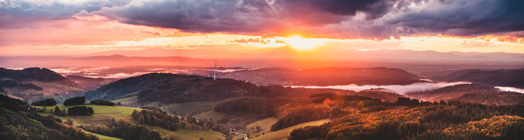 Schwarzwald Panorama | Schwarzwaldpanorama mit Sonnenuntergang und traumhafter Lichtstimmung - Realisiert mit Pictrs.com
