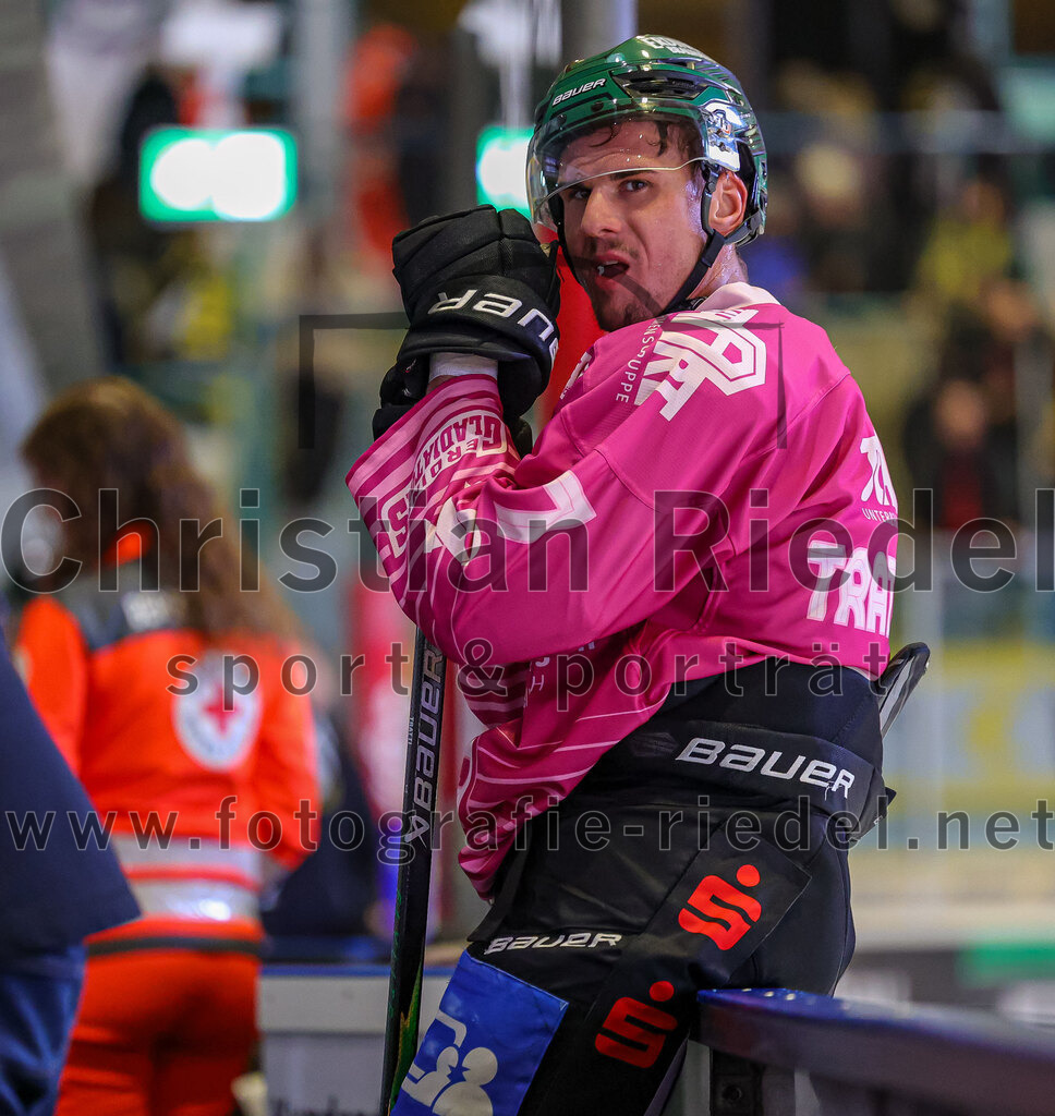 2025-10-28_102_TSV_Erding_gegen_Toelzer_Loewen | Erding, Deutschland, 28.10.2025:Eishockey, Oberliga Süd 2025 / 2026, 13. Spieltag, TSV Erding gegen Tölzer Löwen, Endergebnis: 2:5Louis Trattner (Erding Gladiators, #7)Foto: Christian Riedel / fotografie-riedel.net