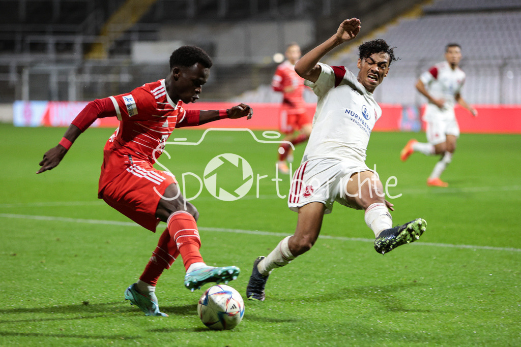 FC Bayern Amateure - 1. FC Nuernberg II | Mamin SANYANG (FCB #26) im Duell mit Nathaniel BROWN (FCN #21)