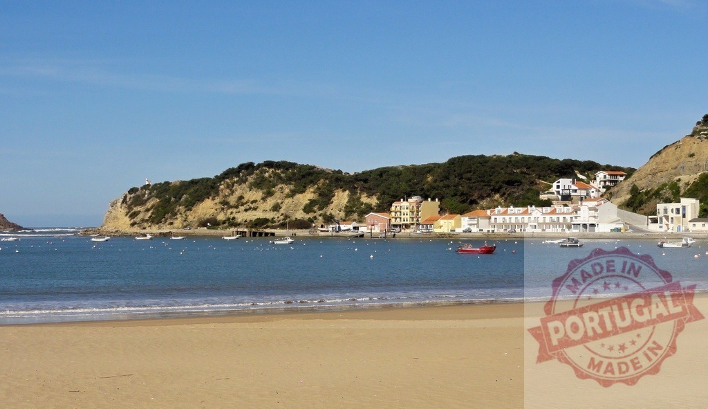 São Martinho do Porto bay and beach in Portugal. Centro - Portugal | São Martinho do Porto bay town showing boats, sandy beach, and calm water - Realized with Pictrs.com