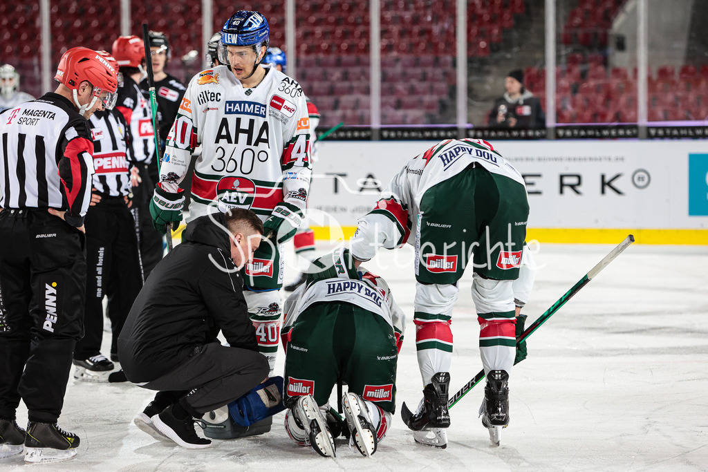 Kölner Haie - Augsburger Panther | Der getroffene Ryan KUFFNER (AEV #17) liegt am Boden