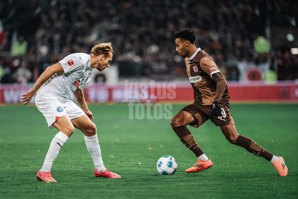 Fußball | Männer | Saison 2024/2025  | Fußball-Bundesliga | 12. Spieltag | FC St. Pauli vs. Holstein Kiel | 29.11.2024 | v.l. Timo Becker (#17, Holstein Kiel) und Morgan Guilavogui (#29, FC St. Pauli)