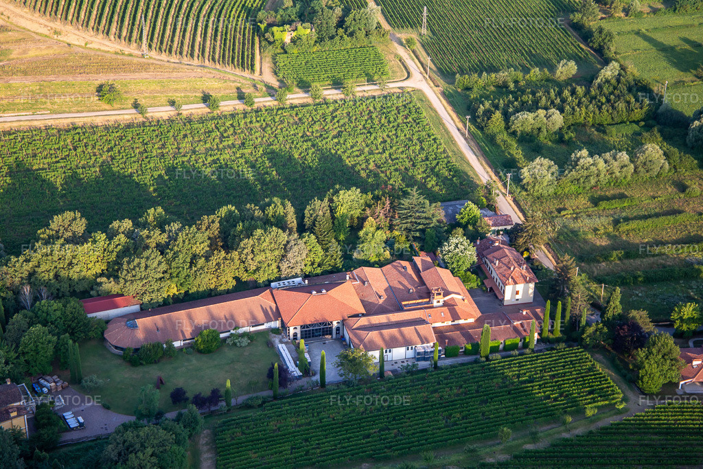 Luftbild: Cantina Jermann - Villanova im Ortsteil Villanova in Farra im Bundesland Gorizia in Italien. – Foto: IMG_137593.jpg vom 16.07.2023 durch Werner Riehm/FLY-FOTO.de – Auflösung des Originals: 5472 x 3648 px – JERMANN,IL VINO NELLA SUA PIU\x92 ALTA INTERPRETAZIONE