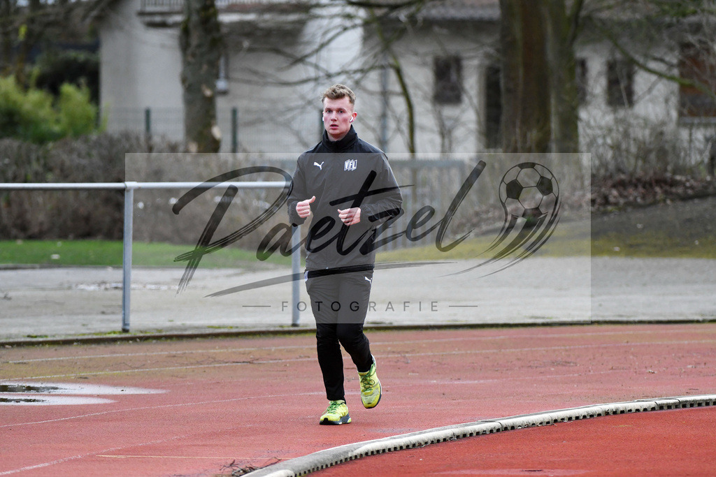 20200225_TRAOSN_0058 | Fussball, Herren: Torhueter Tom Planitz (VfL Osnabrueck) schaut waehrend der Trainingseinheit des VfL Osnabrueck im Sportpark Illoshoehe am 25.02.2020 in Osnabrueck, Deutschland. - Realisiert mit Pictrs.com