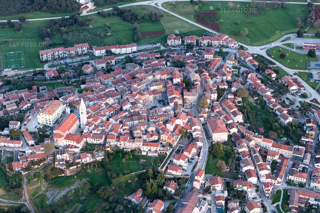Luftbild: Ortsansicht in Vrsar im Bundesland Gespanschaft Istrien in Kroatien. Foto: IMG_106213.jpg vom 13.04.2018 durch Werner Riehm/FLY-FOTO.de