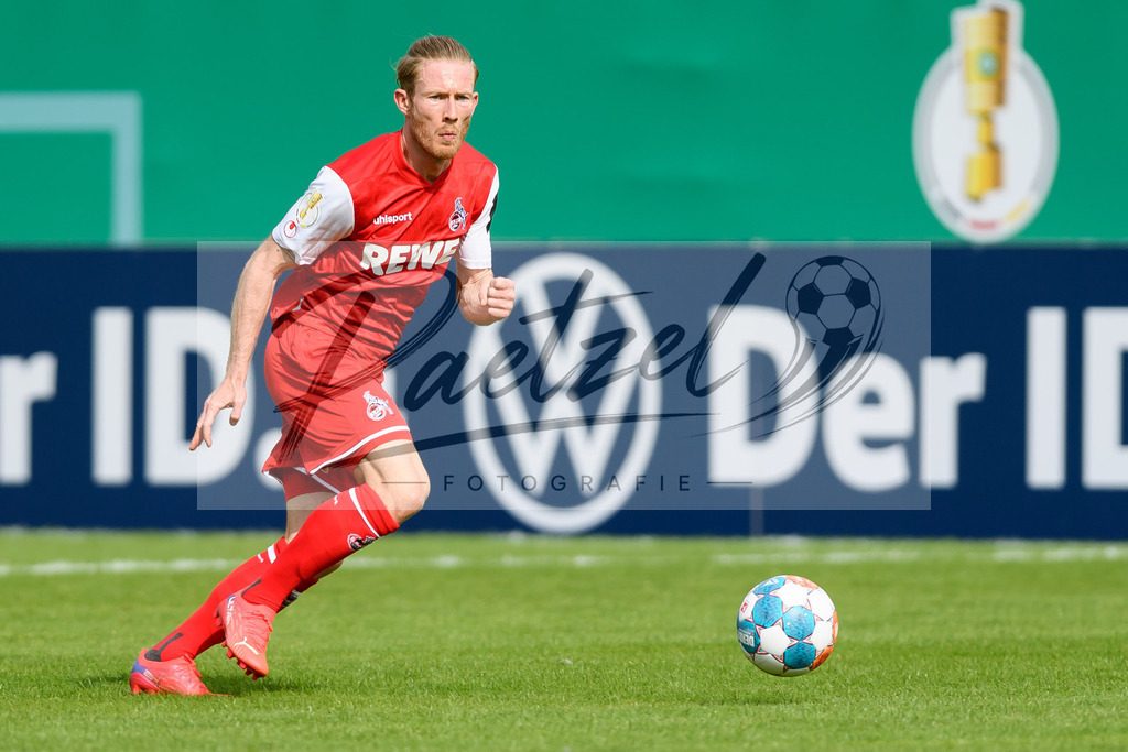 JENKOE20210808_215 | Fussball, Herren: Florian Kainz (1. FC Koeln) in Aktion, am Ball, Einzelaktion beim Spiel der 1. Runde im DFB-Pokal zwischen FC Carl Zeiss Jena und 1. FC Koeln im Ernst-Abbe-Sportfeld am 08.08.2021 in Jena, Deutschland.DFB / DFL REGULATIONS PROHIBIT ANY USE OF PHOTOGRAPHS AS IMAGE SEQUENCES AND/OR QUASI-VIDEO. - Realisiert mit Pictrs.com