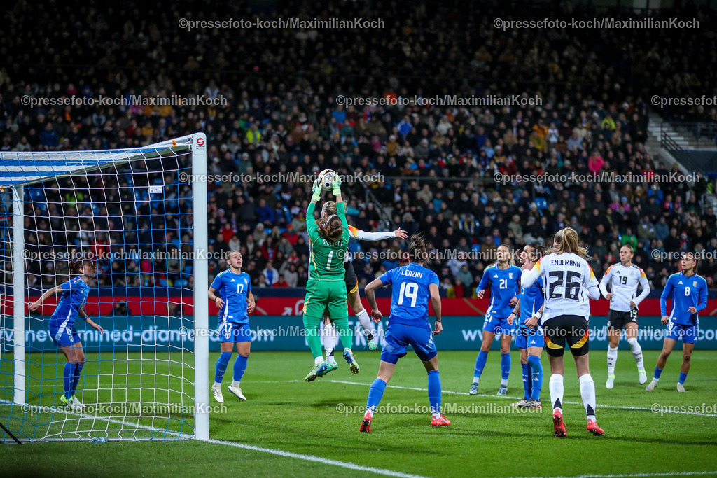 DFB02122401139 | 02.12.2024, Fußball Länderspiel Frauen, Deutschland - Italien, Vonovia-Ruhrstadion Bochum, Saison 2024 2025: Strafraumszene Torwart Laura Giuliani (ITA #1) verteidigt das Tor gegen Laura Freigang (GER #10) nach EckballDFB regulations prohibit any use of photographs as image sequences and or quasi-video.