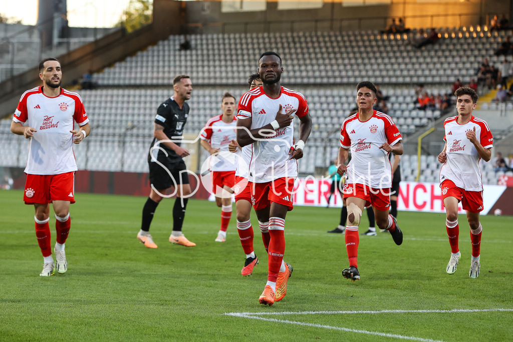 FC Bayern Amateure - FC Memmingen | Desire SEGBE AZANKPO (FCB #34)  jubelt mit seinen Teamkollegen nach seinem Elfmetertor zum 2-1 fuer die Bayern / Tor / Elfmeter / Jubel / Freude