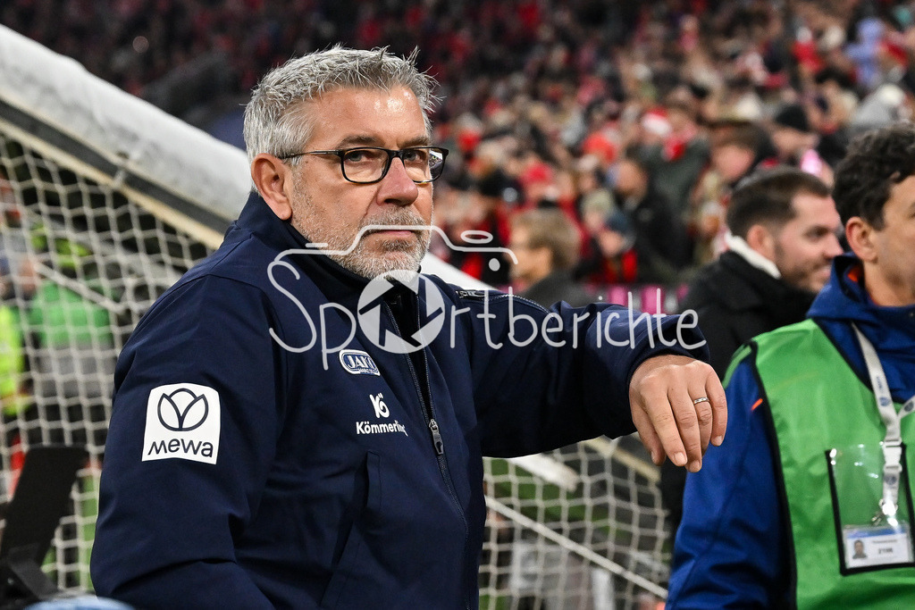 FC Bayern München - 1. FSV Mainz 05 | MUNICH, GERMANY - 14. DECEMBER: im Bild Urs FISCHER Trainer 1. FSV Mainz 05 vor dem Bundesligamatch zwischen dem FC Bayern München und dem 1. FSV Mainz 05 am 14. Spieltag in der Allianz Arena / DFL REGULATIONS PROHIBIT ANY USE OF PHOTOGRAPHS AS IMAGE SEQUENCES AND/OR QUASI-VIDEO