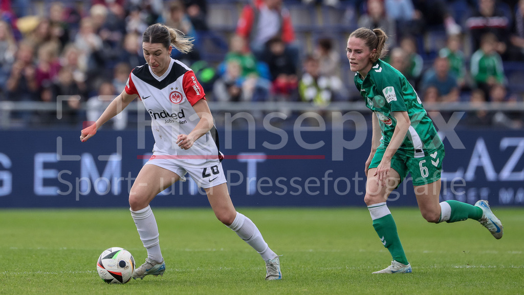 Fussball, Google Pixel Frauen-Bundesliga, Eintracht Frankfurt - SV Werder Bremen | v.li.: Barbara Dunst (Eintracht Frankfurt, 28) und Reena Wichmann (SV Werder Bremen, 6) im Zweikampf, Duell, Dynamik, Aktion, Action, Spielszene, DIE DFB-RICHTLINIEN UNTERSAGEN JEGLICHE NUTZUNG VON FOTOS ALS SEQUENZBILDER UND/ODER VIDEOÄHNLICHE FOTOSTRECKEN. DFB REGULATIONS PROHIBIT ANY USE OF PHOTOGRAPHS AS IMAGE SEQUENCES AND/OR QUASI-VIDEO.
