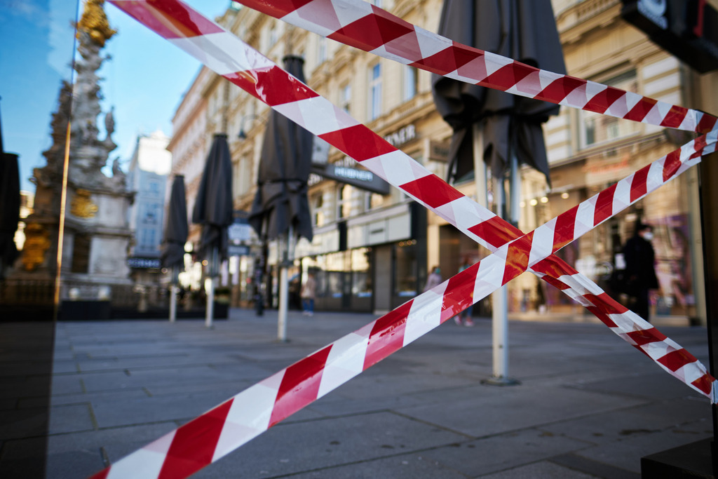 Schanigarten Am Graben geschlossen | Wien, Austria - March 30, 2021: Massnahmen zur Einschränkung von COVID-19; Schanigarten vom Cafe Segafredo Am Graben geschlossen. - Realisiert mit Pictrs.com
