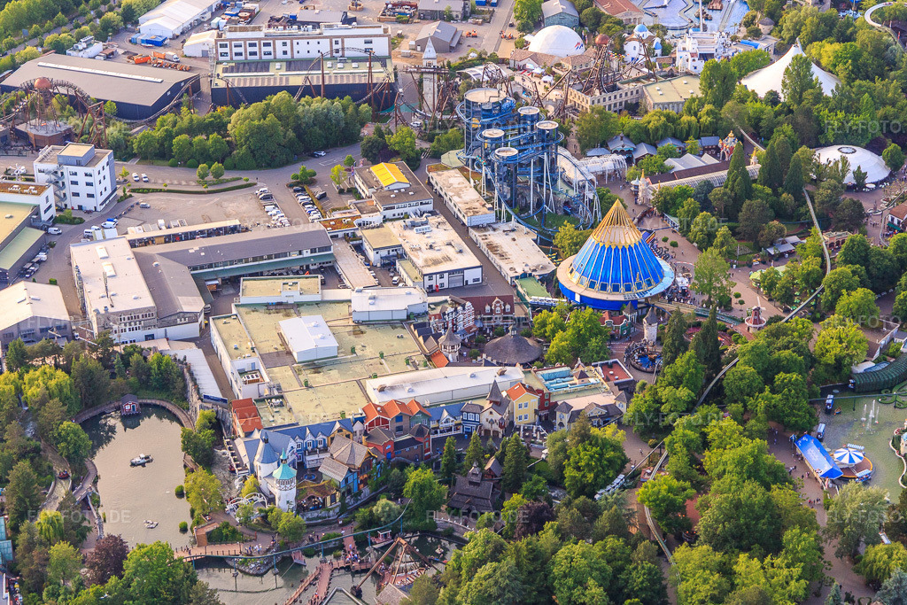 Luftbild: Piraten in Batavia, Molencafé, FoodLoop und Friethuys im Themenbereich Niederlande des Europapark Rust in Rust im Bundesland Baden-Württemberg in Deutschland. Foto: IMG_147285.jpg vom 29.05.2025 durch Werner Riehm/FLY-FOTO.deico_highlight