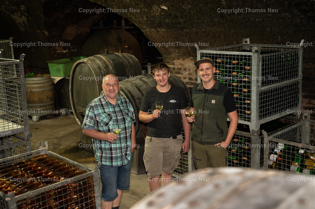 Weingut_Stadt_Bensheim_DSC_4371 | Michael und Sebastian Jäger mit Auszubildendem Lennard Götzinger im historischen Keller des städtischen Weinguts Bensheim – Weintradition und Ausbildung an der Bergstraße.,, Bild: Thomas Neu