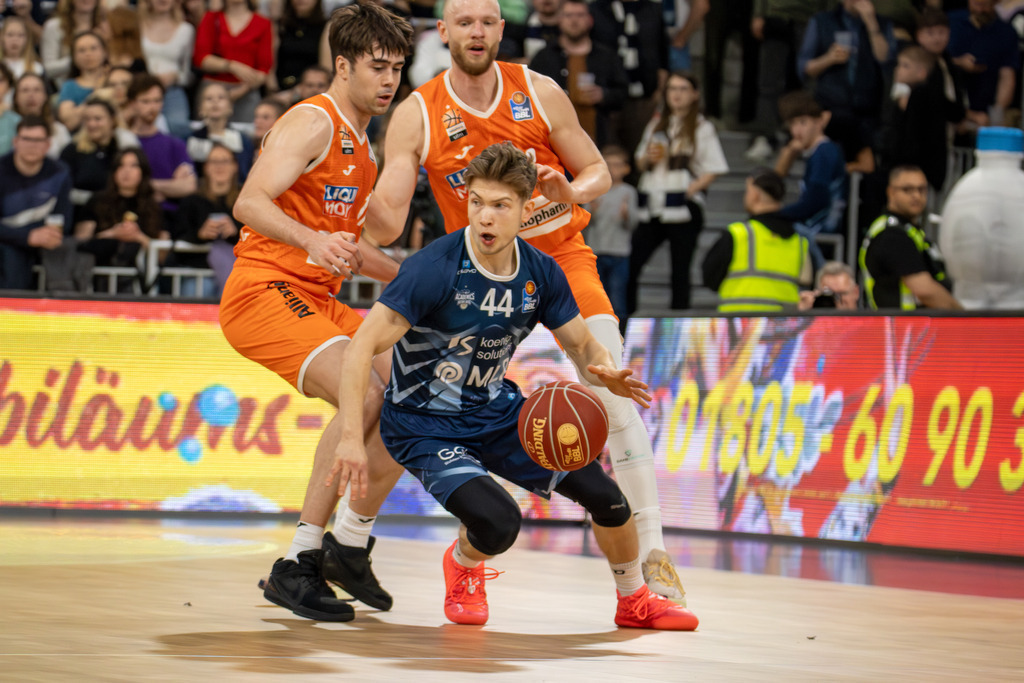 04.05.2024, easy Credit BBL, Basketball Bundesliga, 32. Spieltag: MLP Academics Heidelberg gegen Ratiopharm Ulm (Endstand 57:73). Am Ball: Bennet Hundt (44, Academics Heidelberg) | 04.05.2024, easy Credit BBL, Basketball Bundesliga, 32. Spieltag: MLP Academics Heidelberg gegen Ratiopharm Ulm (Endstand 57:73). Am Ball: Bennet Hundt (44, Academics Heidelberg) - Realisiert mit Pictrs.com