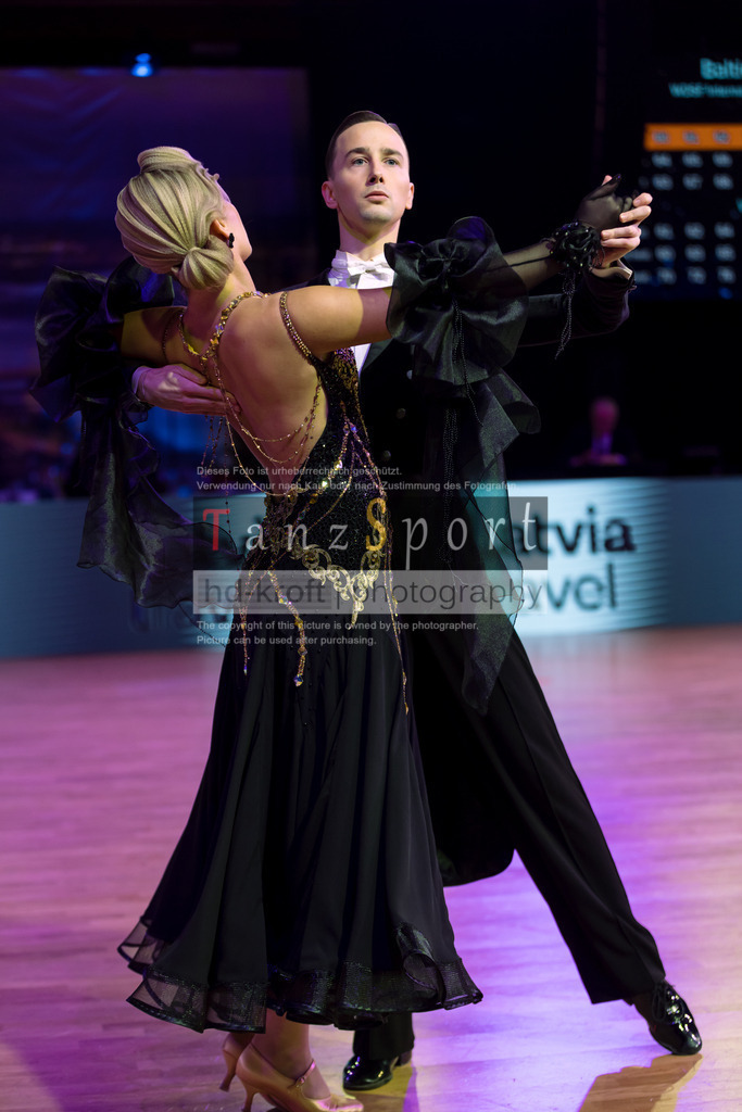 20241215_WDSF_Int_Open_Std-Riga-8723 | Tanzsportbilder, Standardtanz, Lateintanz, WDSF, DTV, LTVB, dancecomp, goc, hessen tanzt, blaues band der spree, walzer, tango, wiener walzer, slowfox, quickstepp, samba, rumba, cha-cha-cha, paso doble. jive, hd-kroft photography, turniertanzsport