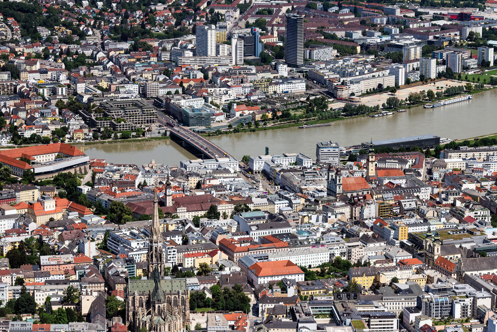 dr__0092250.jpg | LINZ 14.06.2022 Kirchengebäude des Domes " Linzer Mariendom " in der Altstadt an der Herrenstraße im Ortsteil Innenstadt in Linz in Oberösterreich, Österreich. 