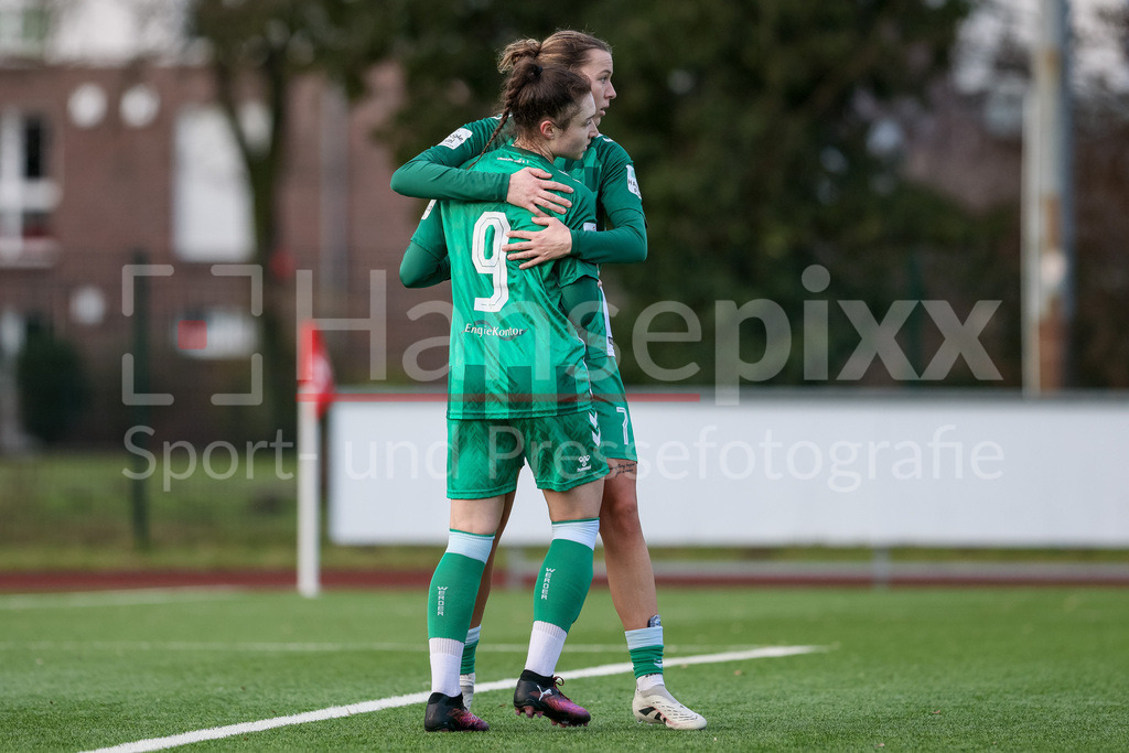 Fussball, Testspiel Frauen, DSC Arminia Bielefeld - SV Werder Bremen | v.li.: Sophie Weidauer (SV Werder Bremen, 9) und Larissa Mühlhaus (SV Werder Bremen, 7) mit Torjubel, Jubel, jubeln, jubelt, optimistisch, Spielszene, Highlight, Freude über das Tor