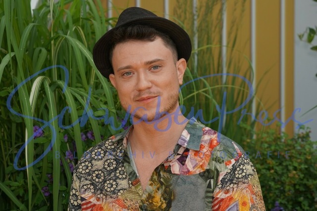 DSC08168 | Max Weidner - bei der Unterhaltungsshow Immer wieder sonntags.

Immer wieder sonntags ( IWS ) Staffel 4. Der Gastgeber und Moderator _Stefan Mross_ bestreitet sein 19. Saison von Immer wieder sonntags ( IWS ) im Europapark in Rust 

Deutschland, Rust, IWS Gelaende bei den Wasserwelten Rulanitica, 04.06.2023