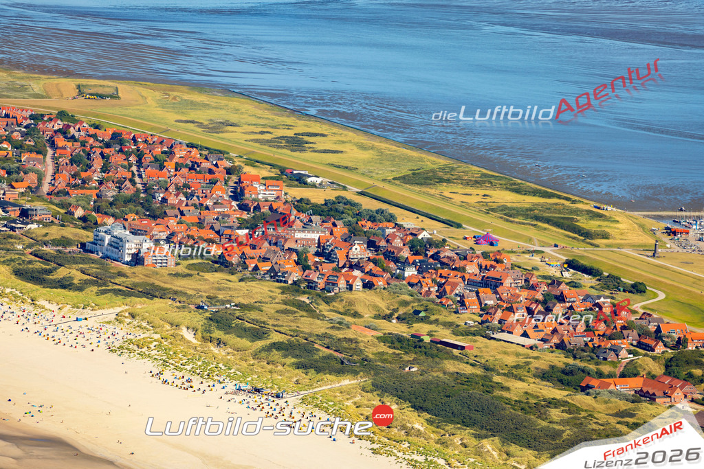 Aktuelles Luftbild von  Juist - Die Luftaufnahme wurde 2022 mittels UL-Flugzeug erstellt ( keine Drohne ) - hochauflösende Kamera-Systeme von  Canon -Beste Qualität - Für grossformatige Ausdrucke geeignet. Die Geschenkidee !