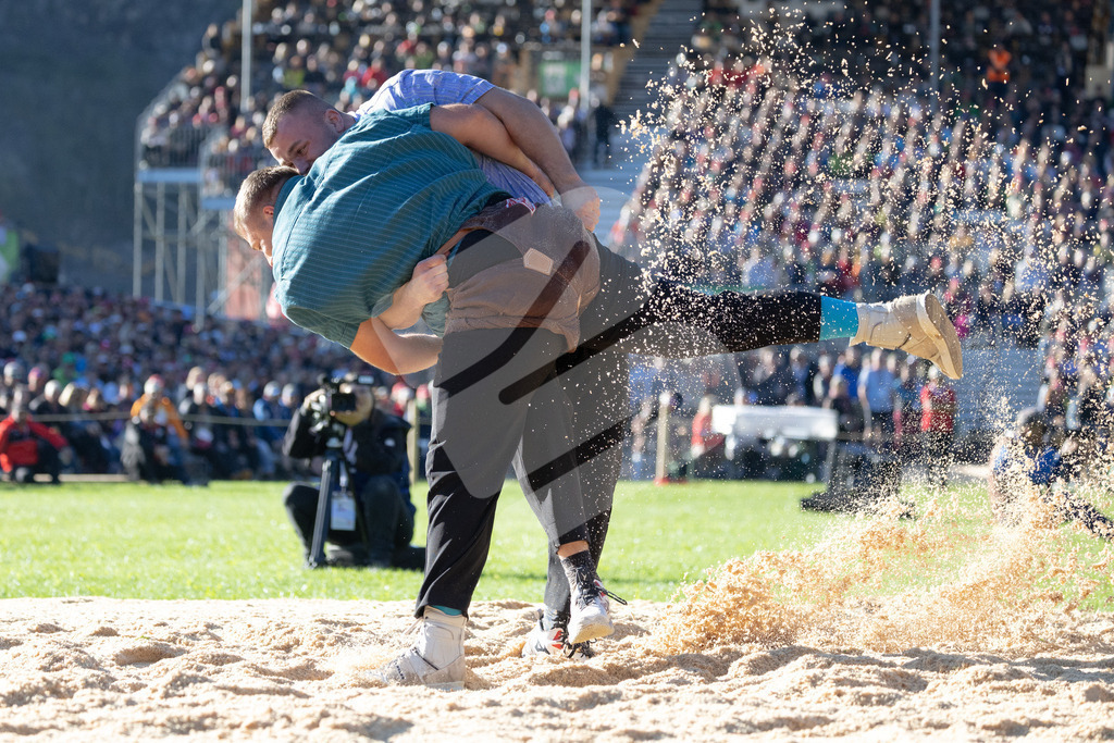 ESAF2025_05Gang_6092 | Die Schwinger des Schwyzer Kantonalen Schwingerverbandes: Fotos, die Dynamik und Leidenschaft festhalten, sowie emotionale Momente aus dem traditionellen Schwingsport zeigen. - Realisiert mit Pictrs.com