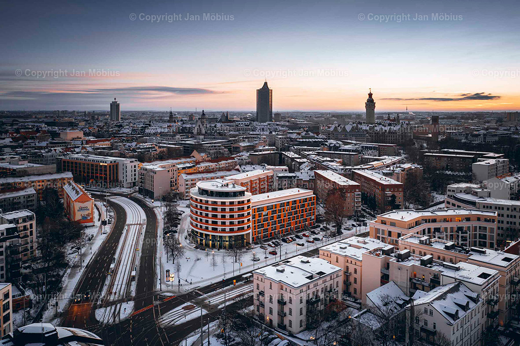 Leipzig von oben | Die Leipzig Skyline von oben ist ein echtes Highlight für Fotofans, Städtereisende und alle, die Leipzigs Kontraste zwischen Historie und Moderne schätzen – von City-Hochhäusern über Uni-Riese bis Völkerschlachtdenkmal und jede Menge Grün drumherum. - Realisiert mit Pictrs.com
