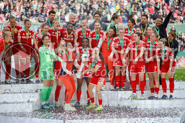 14.05.2026, GER, Fussball, Frauen, DFB-Pokal, Finale, Saison 2025/2026, VfL Wolfsburg - FC Bayern München | Lena Oberdorf (BAyern) und Natalia Bidas (Bayern) halten den DFB Pokal