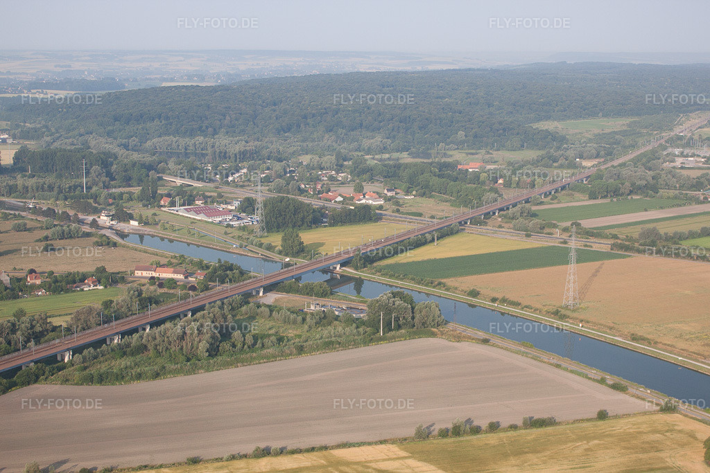 Luftbild: Eisenbahnbrücke über den Kanal in Holque im Bundesland Nord in Frankreich. Foto: IMG_58897.jpg vom 22.07.2013 durch Werner Riehm/FLY-FOTO.de