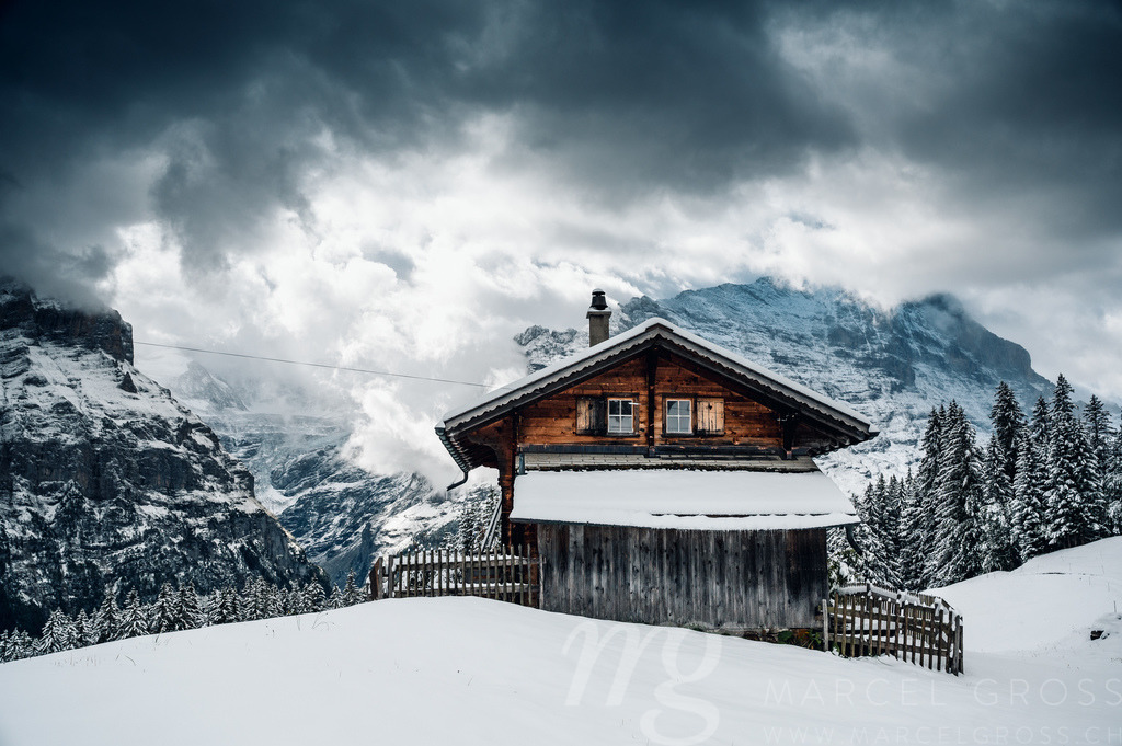 wooden cottage in a winter fairytale landscape above Grindelwald | Die ideale Geschenkidee für Naturliebhaber. Naturbilder von Marcel Gross Photography für ihr Zuhause in den verschiedensten Formaten und Materialien. - Realisiert mit Pictrs.com