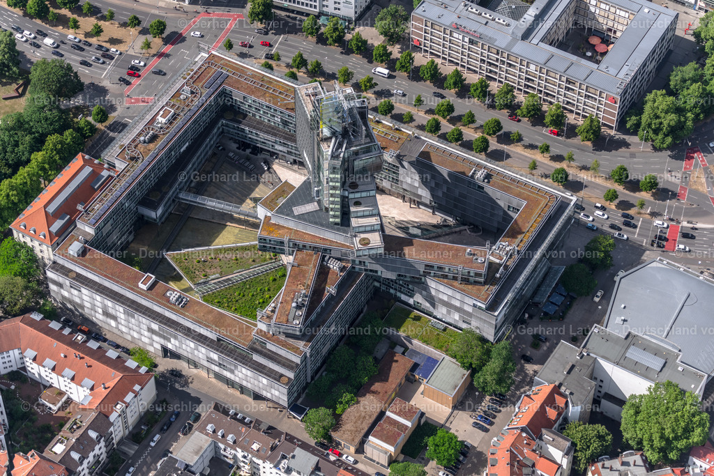 4030996 | HANNOVER 02.06.2020 Banken- Verwaltungsgebäude des Finanzdienstleistungs- Unternehmens der NORD/LB Norddeutsche Landesbank Girozentrale am Friedrichswall im Ortsteil Südstadt-Bult in Hannover im Bundesland Niedersachsen, Deutschland. Erbaut nach dem Entwurf der Behnisch Architekten. // Banking administration building of the financial services company of NORD/LB Norddeutsche Landesbank Girozentrale on Friedrichswall in the district Suedstadt-Bult in Hannover in the state Lower Saxony, Germany. Foto: Gerhard Launer