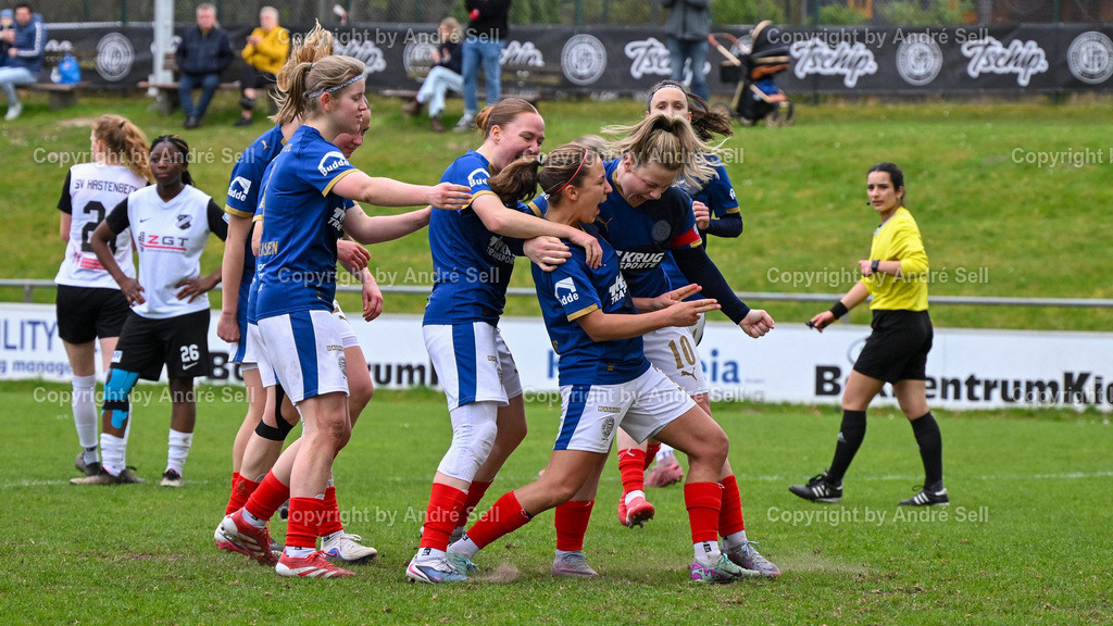 Holstein Kiel vs SV Hastenbeck | Jubel über den Elfmetertreffer zum 2-1 bei den Holstein Women um Torschützin Samanta Carone (Holstein #7 2.v.l.) / Fußball-Regionalliga Nord Frauen 2025/2026 / Holstein Kiel vs SV Hastenbeck / Waldwiese / Kiel / 19.04.26 - Realisiert mit Pictrs.com