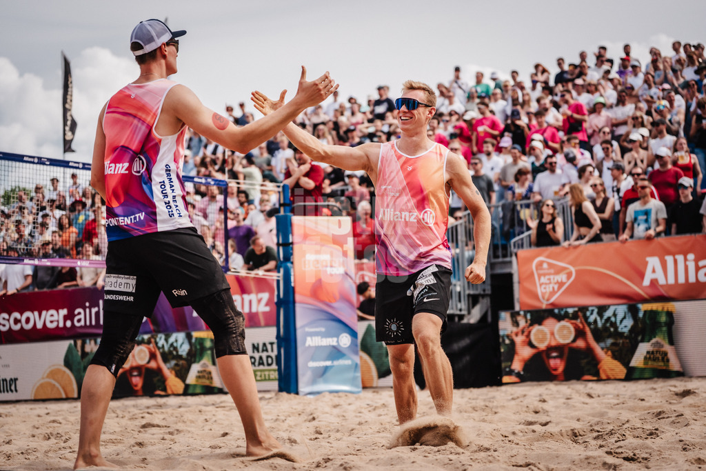Beachvolleyball | Männer | Allianz German Beach Tour 2025 | Tourstop Hamburg | 31.05.2025 | v.l. Robin Sowa und Jonas Reinhardt jubeln nach dem Sieg