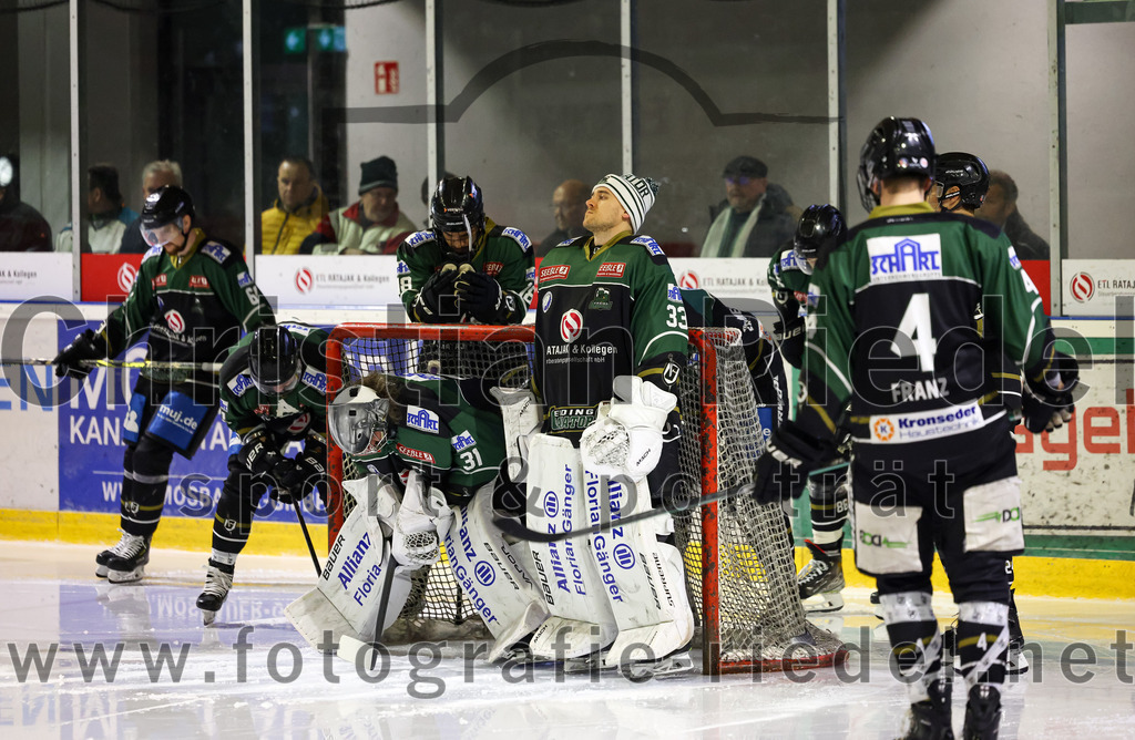 2023-03-07_007_TSV_Erding_gegen_ESC_Kempten | Erding, Deutschland, 07.03.2023:
Eishockey, Bayernliga Playoffs 2022 / 2023, Viertelfinale, TSV Erding gegen ESC Kempten, Endergebnis: 9:3

Torwart Christoph Schedlbauer (Erding Gladiators, #31), Torwart Thomas Hingel (Erding Gladiators, #33), Simon Franz (Erding Gladiators, #4)

Foto: Christian Riedel / fotografie-riedel.net