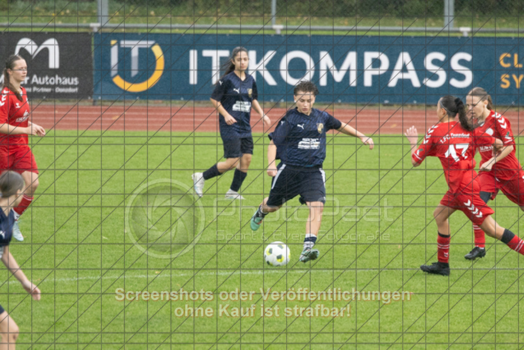 20251004_161741_0213 | #,1.FC Donzdorf (rot) vs. ASV Spartania Eislingen (blau), Fussball, B-Juniorinnen-Verbandsstaffel Nord, wfv, 03. Spieltag, Saison 2025/2026, Rasenplatz, Lautertal Stadion, Süßener Straße 16, 73072 Donzdorf, 04.10.2025 - 16:00 Uhr,Foto: PhotoPeet-Sportfotografie/Peter Harich