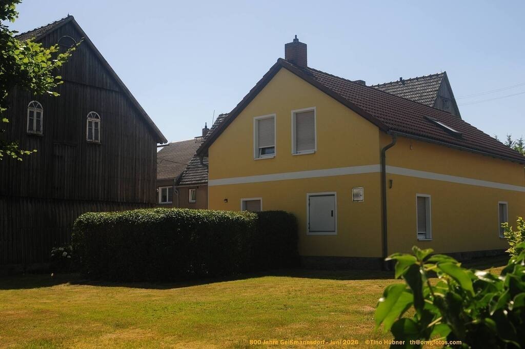 Geißmannsdorf-2026-Ortsbilder-707 | Geißmannsdorf bei Bischofswerda im Sommer 2026. Ein fotografischer Streifzug durch das Dorf Geißmannsdorf, mit Gebäuden, Straßen, Strohpuppen und geschmückten Vorgärten und Grundstücken anlässlich der 800-Jahr-Feier von Geißmannsdorf im Juni 2026 - Realisiert mit Pictrs.com