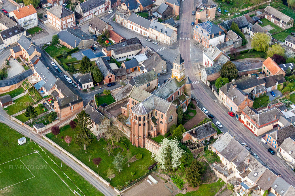 Aerial view: Eglise Saints Cyr et Juliette in Origny-en-Thierache in Origny-en-Thiérache in the state Aisne, France. – Photo: IMG_39937.jpg taken on 04/17/2011 by Werner Riehm/FLY-FOTO.com – Resolution of the original: 4752 x 3168 px