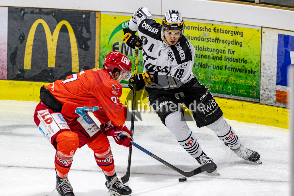EC Peiting vs EV Füssen | Eishockey Oberliga Süd 2023/2024, EC Peiting vs EV Füssen,
Kampf um den Puck Marc BESL (ECP 97) und Julian STRAUB (EVF 19),
2023-10-29 in Peiting (Eisstadion)
97 Marc BESL (ECP 97), 19 Julian STRAUB (EVF 19)
Copyright: WolfgangxLindner sportworld
