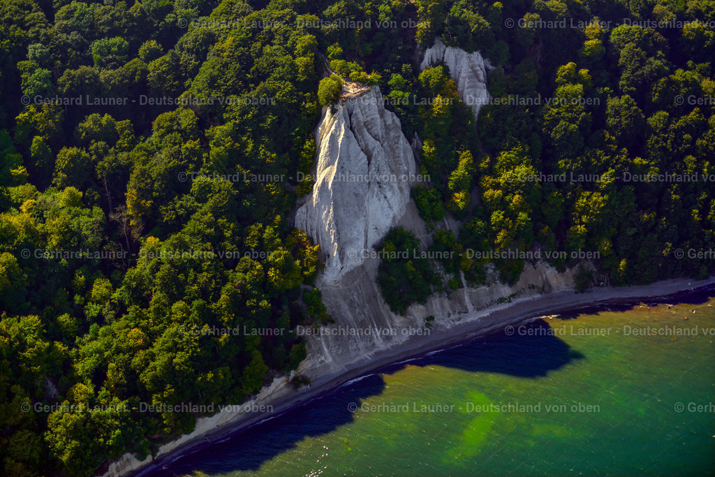 3637926 | LOHME 25.08.2016 Felsen- Küsten- Landschaft an der Steilküste - Kreidefelsen Königstuhl - in Lohme im Bundesland Mecklenburg-Vorpommern, Deutschland. Weiterführende Informationen bei: Nationalpark-Zentrum KÖNIGSSTUHL Sassnitz gemeinnützige GmbH. // Rock Coastline on the cliffs - Kreidefelsen Koenigstuhl - in Lohme in the state Mecklenburg - Western Pomerania, Germany. Further information at: Nationalpark-Zentrum KOeNIGSSTUHL Sassnitz gemeinnuetzige GmbH. Foto: Gerhard Launer